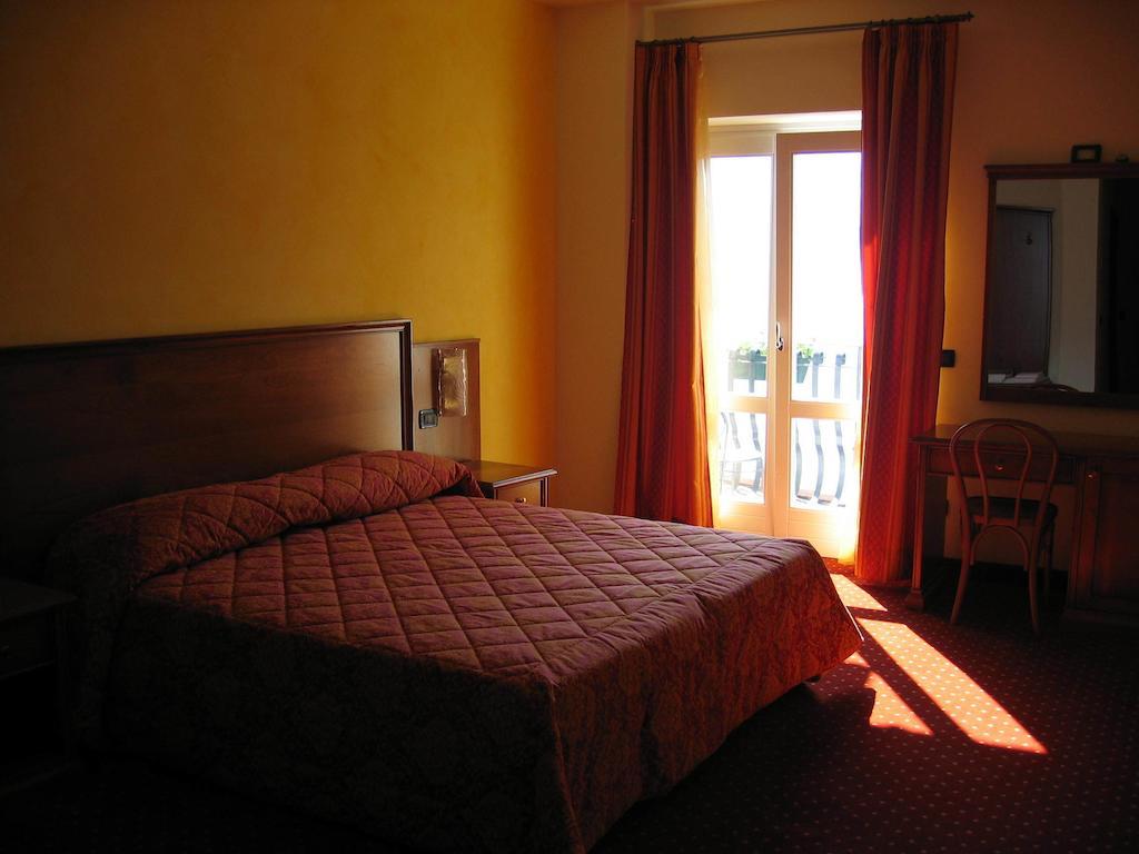 Albergo Ristorante Montebaldo Limone sul Garda Habitación foto
